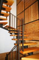 escalier-à-une-poutre-avec-garde-corps-et-revêtement-mural-avec-cadre-en-fer