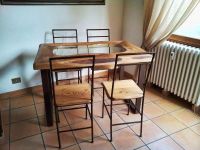 Table avec chaises effet corten