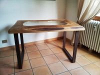 Table avec plateau en bois et verre et pieds en fer effet corten