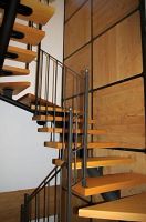 scala-monotrave-con-ringhiera-e-rivestimento-parete-con-intelaiatura-in-ferro